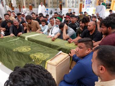 Iraquíes lloran a familiares muertos durante un incendio en un hospital de la capital, durante una procesión fúnebre en la ciudad santuario de Nayaf.