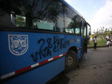 Manifestantes atacaron un bus del MIO en Cali.