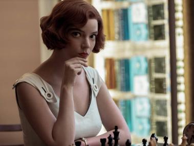 Beth Harmon es la ajedrecista prodigio que la actriz estadounidense-británica-argentina interpreta en Gambito de dama. Asegura que ella y el personaje guardan cierto paralelismo.