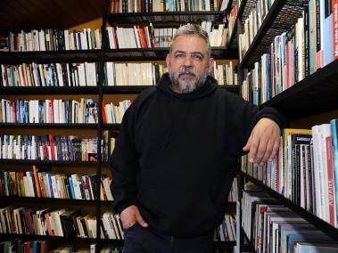 El escritor Mario Mendoza en la biblioteca de su casa, en Bogotá, donde ha pasado estos periodos de cuarentena y escritura.