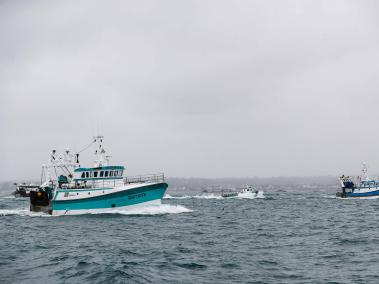 Los barcos de pesca franceses regresan a casa después de su protesta frente al puerto de Saint Helier frente a la isla británica de Jersey para llamar la atención sobre lo que consideran restricciones injustas sobre su capacidad para pescar en aguas del Reino Unido después del Brexit, el 6 de mayo de 2021.