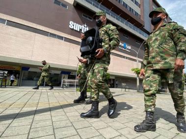 En Medellín soldados hacen perifoneo pidiendo marchar en paz.