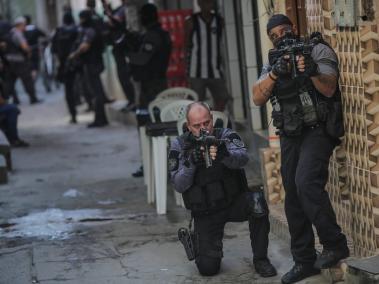 Miembros de la Policía realizan un operativo policíal contra una banda de narcotraficantes en un favela de Río de Janeiro.