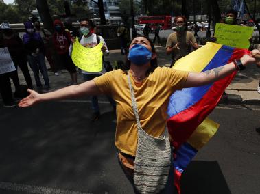 Hubo un plantón frente a la embajada de Colombia en México. Las personas se pronunciaron a raíz de los últimos hechos en el país.