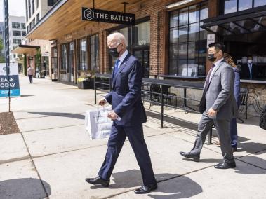 Biden salió de un restaurante mexicano cargado con unas bolsas en las que llevaba tacos y enchiladas. El episodio se dio en Washington.