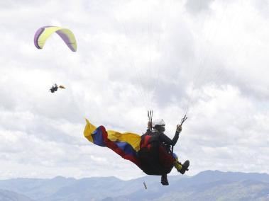 En Medellín, pilotos de parapente volaron con la bandera de Colombia y con mensajes de SOS Colombia en apoyo al paro nacional.