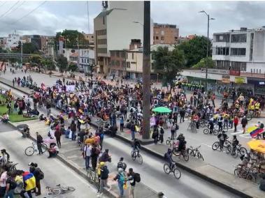 A esta hora se reporta una numerosa concentración de estudiantes frente a la Universidad Nacional en la entrada de la avenida NQS. Marcharán hacia el norte de Bogotá.