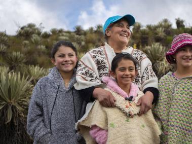 Doña Rosalba (centro) hace parte del grupo Las Frailejonas, que a través de la cultura les enseña a las nuevas generaciones a cuidar el páramo de Sumapaz. Foto: RTVC
