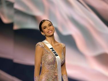 Señorita Perú Janick Maceta del Castillo durante su desfile entre las cinco finalista en Miss Universo 2021.