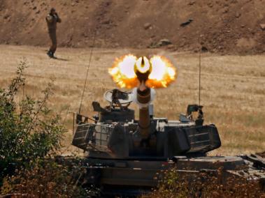 Soldados israelíes disparan hacia la Franja de Gaza.