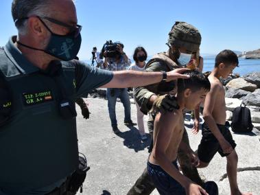 La Guardia Civil de Ceuta ayudan a los migrantes, en su mayoría menores, que llegan por mar.