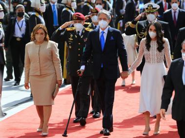 El entrante presidente de Ecuador, Guillermo Lasso, acompañado de su familia, llega para la ceremonia de su investidura hoy, en la sede de la Asamblea Nacional, en Quito (Ecuador).