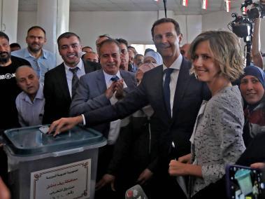 Bashar al Asad votó a primera hora en Damasco acompañado de su esposa Asma.