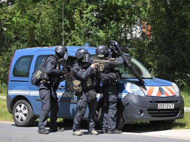 Una policía resultó herida de gravedad en Francia, luego de que un hombre la atacara con un cuchillo.