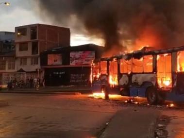 Encapuchados quemaron bus del MIO en Cali