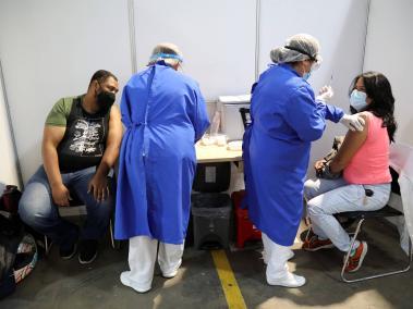Bogota Junio 8 de 2021.  Corferias tiene ahora el centro más grande de vacunación en Colombia
En este puesto se pueden aplicar hasta 14.000 dosis diarias de la vacuna contra el COVID-19, en el espacio ubicado en el parqueadero de Corferias genera cerca de 700 empleos de personal medico,  tendrá 134 puestos y el mismo número de equipos de inmunización, para atender inicialmente a los
afiliados de COMPENSAR y NUEVA EPS, con o sin cita previa y en cumplimiento de la etapa correspondiente.
Foto: Milton Diaz / El Tiempo
