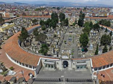 El Cementerio Central es el más antiguo de la capital. Fue abierto en 1836. Muchos de sus mausoleos están resquebrajados.