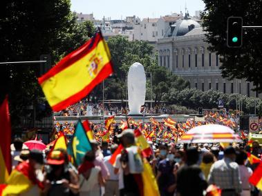 Miles de manifestantes durante la concentración convocada por la plataforma Unión 78, este domingo, en la Plaza de Colón de Madrid, para mostrar su oposición a los indultos a los condenados por el "procés".