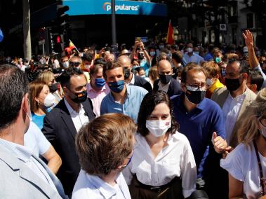 La presidenta de la Comunidad de Madrid, Isabel Díaz Ayuso, a su llegada a las puertas de la sede del partido, en la concentración contra los indultos del "procés" llevada a cabo este domingo en Madrid.