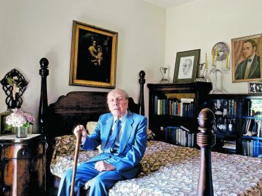 Rodeado de la austera elegancia de su cuarto, el escritor argentino Jorge Luis Borges posó en 1983 para la foto, en su casa.