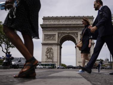 A partir de esta semana, en Francia (foto), Reino Unido, Italia y otros países de Europa se puede caminar en la calle sin tapabocas.