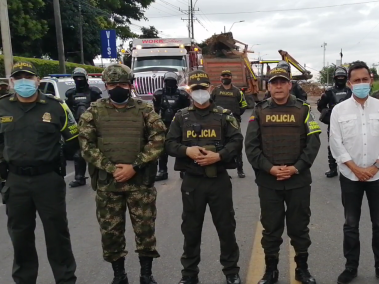 El director de la Policía de Tránsito, general Juan Alberto Libreros, y demás autoridades en el desbloqueo en corredor vial de Palmira.