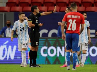 Acción del partido Argentina vs. Paraguay, en la Copa América.
