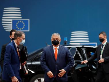 El primer ministro de Hungría, Viktor Orban (C), llega para una reunión de líderes de la Unión Europea en Bruselas, Bélgica, el 24 de junio de 2021.