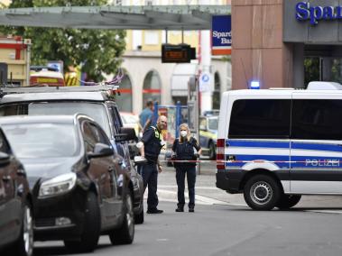 La policía asegura la escena después de un presunto incidente de apuñalamiento en el centro de la ciudad de Wuerzburg, Alemania, el 25 de junio de 2021.