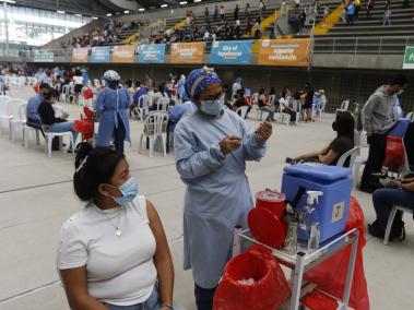 Comienza la vacunación con Johnson & Johnson.  Largas filas en los centros de vacunación masiva de Medellín para recibir la vacuna contra el covid-19.