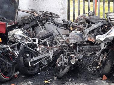 Varias motocicletas fueron quemados.