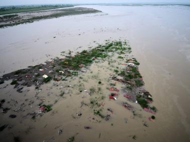 Cuerpos de víctimas del covid-19 resurgen del río Ganges en India