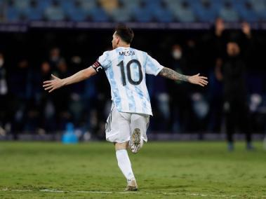 Messi celebra su gol contra Ecuador.