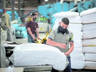 En una fábrica textil ubicada en la localidad de Puente Aranda fue lanzado el plan para disminuir el desempleo juvenil.
