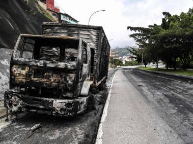 Vista de un camión que fue quemado durante los enfrentamientos entre la policía y bandas criminales en el barrio Cota 905, en Caracas.