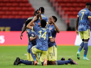 Los jugadores de la selección Colombia celebran un gol anotado a Perú.