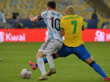 Argentinos y brasileros disputan el título de la Copa América en el Maracaná.