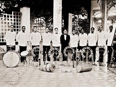 Lucho Bermúdez fue uno de los responsables de que el porro se conociera en Colombia y el mundo. En la foto, un homenaje al artista con instrumentos de este ritmo musical.