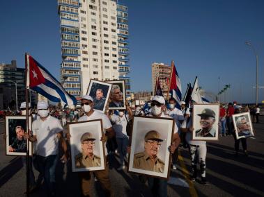 Cientos de cubanos asistieron a la convocatoria para defender el régimen de Cuba tras las recientes movilizaciones en su contra. Ayer reapareció el líder Raúl Castro en una de las concentraciones.