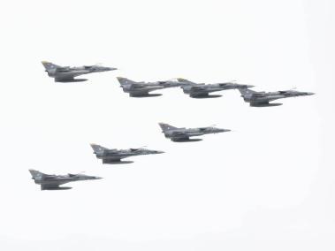 Los aviones de combate y cargueros de la FAC engalanaron el cielo de Bogotá.