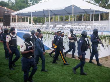 Policías haitianos ultiman los preparativos de seguridad para el funeral del presidente Jovenel Moïse.