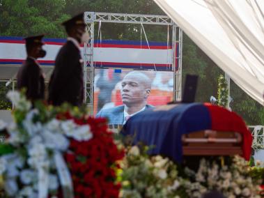 Soldados custodian el féretro con el cuerpo del presidente Jovenel Moïse durante la ceremonia fúnebre.