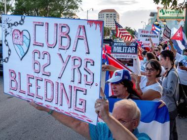 Cubanoamericanos participan en una manifestación para mostrar su apoyo a los manifestantes en Cuba, frente al restaurante Versailles en Miami, Florida, Estados Unidos, 21 de julio de 2021.