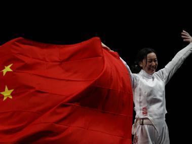 La china Yiwen Sund celebra su medalla de oro tras vencer a la rumana Ana Maria Popescu en la final de sable femenino.