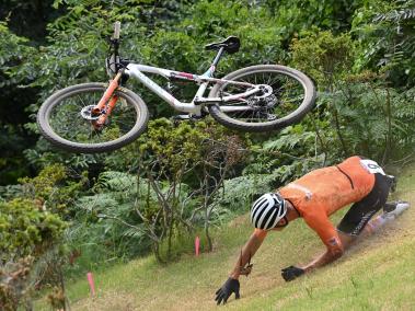 El holandés Mathieu Van Der Poel se estrelló durante el evento de ciclomontañismo masculino durante los Juegos Olímpicos.