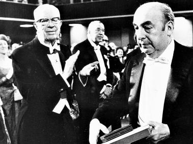 El escritor y embajador de Chile en Francia, Pablo Neruda, recibe el premio sueco, el 10 de diciembre de 1971, en Estocolmo.