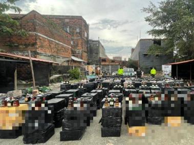 En una casa de propiedad del narco 'Gordo Rufla' se incautaron más de 40.000 litros de licor de contrabando.