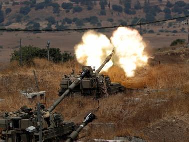 La unidad de artillería israelí dispara contra objetivos en el territorio libanés, el 6 de agosto de 2021.