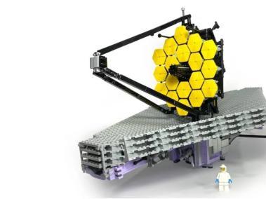 Al igual que el JWST real, este modelo LEGO JWST se pliega en una posición de almacenamiento para el lanzamiento, presenta todos los componentes móviles principales y está aproximadamente a escala con la minifigura del ingeniero de la NASA que se muestra.
