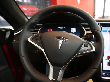 Interior de un vehículo Tesla estacionado en una sala de exhibición.